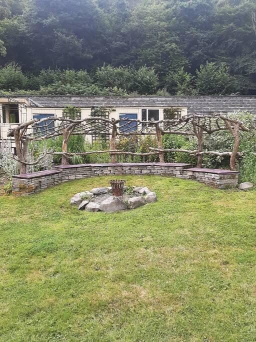Apartamento Off Grid Rosie Sheperd Hut And Summerhouse Plus 1 Acre At Tanyrallt Llanybyther Exterior foto